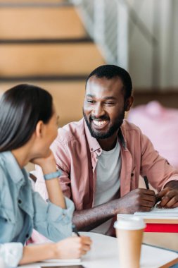çok ırklı genç öğrenciler üniversite sınıf sohbet