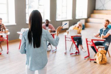 Dikiz Öğretmen Genç öğrenciler için ders gerçekleştirme