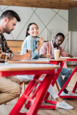 çok ırklı genç öğrencilerin birlikte sınıf eğitim