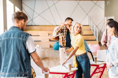 Genç öğrenciler Üniversitesi Konferans Salonu'nda birlikte vakit