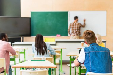 Öğrenciler College öğretmenler ders dinlerken dikiz