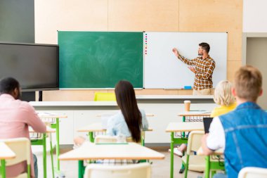 Dikiz çok ırklı Öğrenciler College öğretmenler ders dinlerken