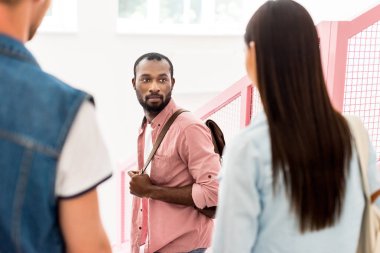 Üniversite koridorunda merdivenlerde şık genç öğrenciler