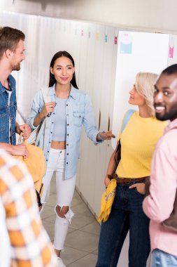 mutlu genç öğrenciler üniversite koridorunda birlikte vakit