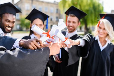 takım ile jest yapma genç mezun öğrencilerin diploma haddelenmiş