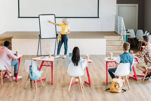 Vue Arrière Groupe Multiethnique Jeunes Étudiants Écoutant Ensemble Une Conférence — Photo