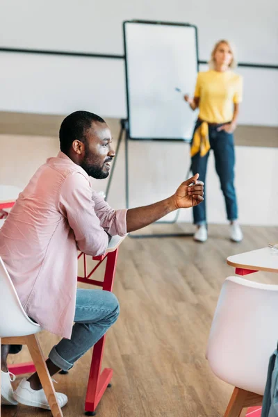 Estudiante Afroamericano Sonriente Hablando Con Compañero Clase Durante Lección Con — Foto de stock gratis