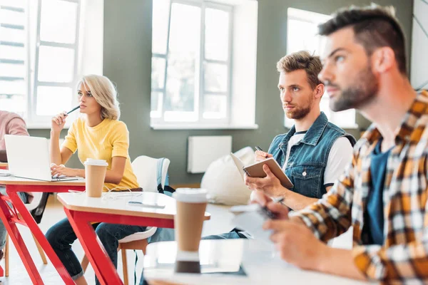 Jóvenes Estudiantes Enfocados Escuchando Conferencias Juntos — Foto de Stock