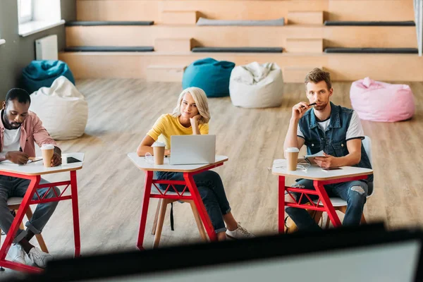 Giovani Studenti Concentrati Che Lavorano Insieme Aula — Foto Stock