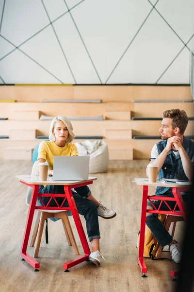 Giovani Studenti Seri Che Lavorano Insieme Aula — Foto Stock