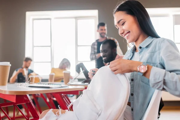 Heureux Jeune Étudiant Fille Ouverture Sac Dos Salle Classe Avec — Photo