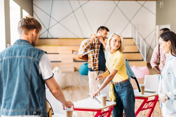 Genç öğrenciler Üniversitesi Konferans Salonu'nda birlikte vakit