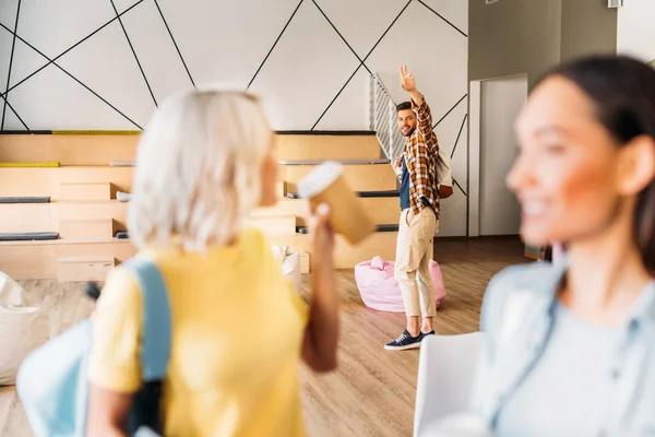 Hübsche Junge Studentin Grüßt Kommilitonen College — Stockfoto