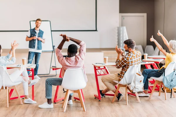 Genç öğrenciler için öğretim üyesi üniversitede sunum sonrası alkışlar dikiz