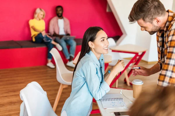 Jóvenes Estudiantes Felices Estudiando Juntos Universidad — Foto de Stock