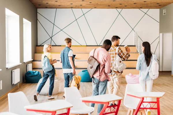 Grup Genç öğrenci üniversitede konferans odasından mı dikiz