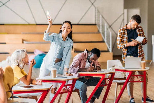 Glückliche Junge Studenten Verbringen Zeit Miteinander Hörsaal — Stockfoto