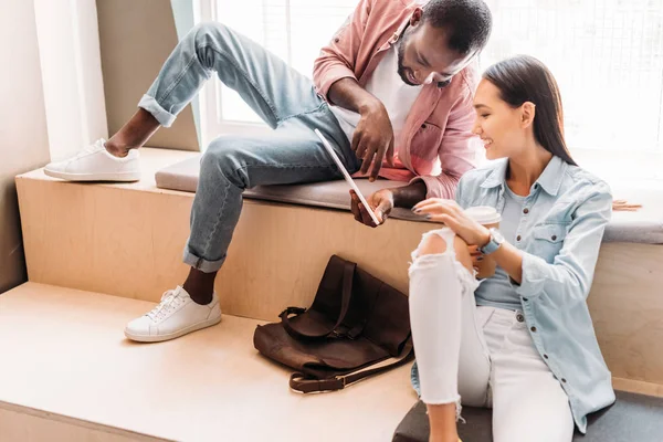 Junge Studenten Sitzen Auf Hölzernen Tribünen Und Benutzen Gemeinsam Tablets — Stockfoto