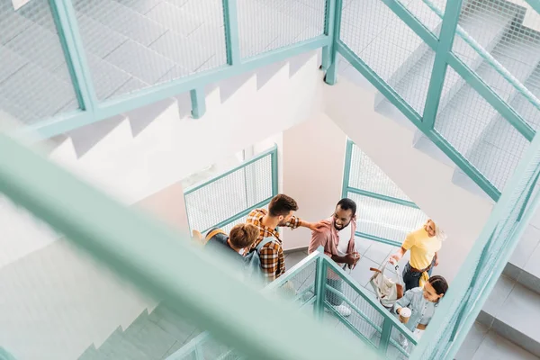 Genç Öğrenci Merdivenlerden Inip College Yürüme Yüksek Açılı Görünüş — Stok fotoğraf