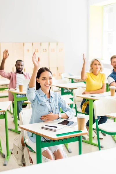 Jóvenes Estudiantes Levantando Las Manos Para Responder Pregunta Los Profesores —  Fotos de Stock