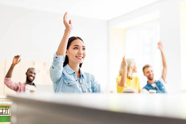 Jóvenes Estudiantes Felices Levantando Las Manos Para Responder Pregunta Los — Foto de Stock