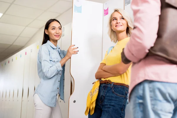 Junge Studentinnen Verbringen Zeit Zusammen Der Nähe Von Schließfächern College — Stockfoto