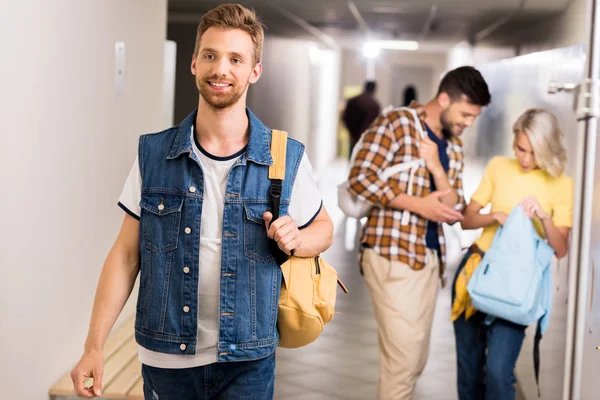 Feliz Estudiante Guapo Caminando Por Corredor Universidad — Foto de Stock