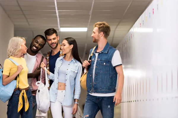 Heureux Jeunes Étudiants Marchant Par Couloir Collège — Photo