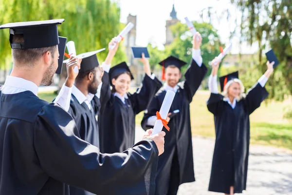 Jovens Estudantes Felizes Comemorando Formatura Juntos Praça Faculdade — Fotografia de Stock