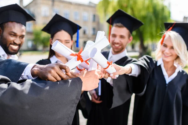 Jóvenes Estudiantes Graduados Haciendo Gesto Equipo Con Diplomas Laminados — Foto de Stock