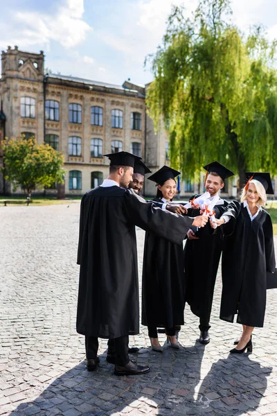 Jovens Estudantes Graduados Felizes Fazendo Gesto Equipe Com Diplomas Laminados — Fotografia de Stock