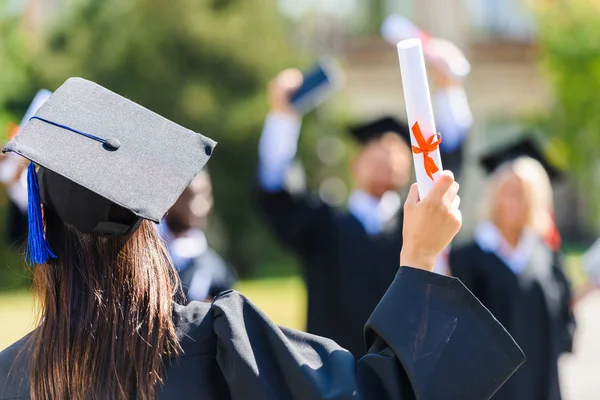 Vista Trasera Estudiante Graduada Chica Con Diploma Saludo Compañeros Clase —  Fotos de Stock