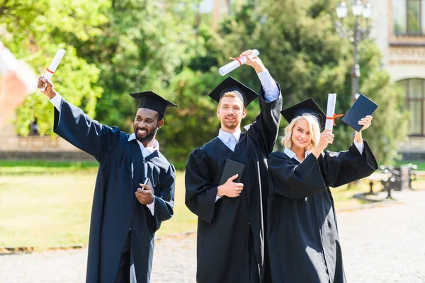 Jovens Estudantes Graduados Felizes Capes Titulares Diplomas — Fotografia de Stock