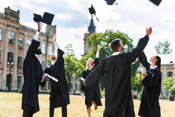 Jovens Estudantes Graduados Vomitando Bonés Formatura Jardim Universitário — Fotografia de Stock