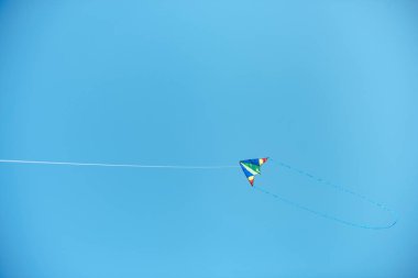 mavi açık havada yüksek renkli uçurtma