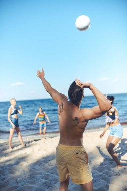 voleybol birlikte kumsalda oynarken Interracial arkadaşlar