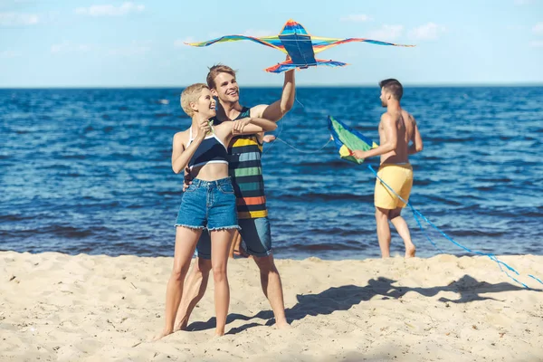Група Молодих Друзів Повітряним Змієм Проводить Час Піщаному Пляжі Разом — стокове фото