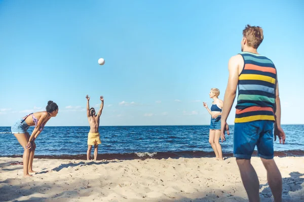 种族朋友一起打排球在沙滩上 — 图库照片