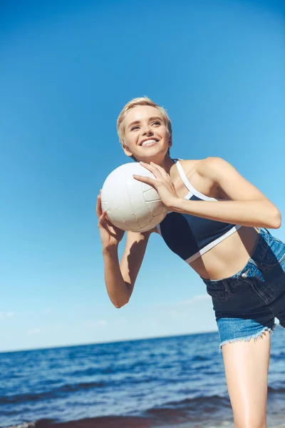 夏の日にビーチでバレーボール ボールで笑顔の女性の肖像画 — ストック写真