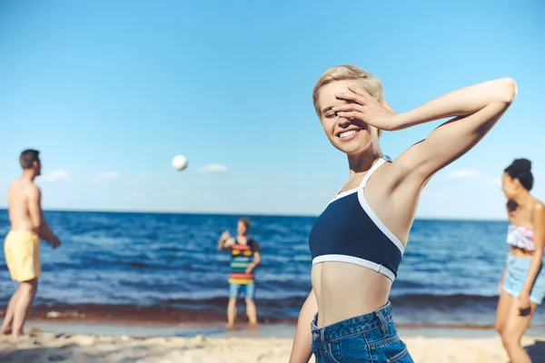 Seçici Odak Gülümseyen Kadın Kamera Süre Sahilde Voleybol Oynarken Çok — Stok fotoğraf