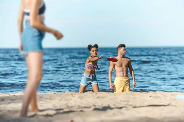 Selective Focus Interracial Friends Playing Flying Disk Sandy Beach — Stock Photo, Image
