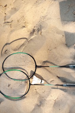 badminton raketleri ve kumsalda yalan raketle görünümünü kapat