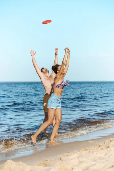 Joven Pareja Multicultural Jugando Con Disco Volador Playa Día Verano — Foto de Stock