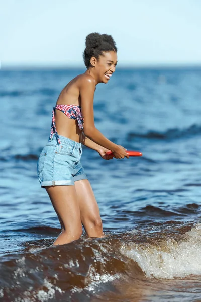 Vesel African American Femeie Disc Zburător Plajă — Fotografie de stoc gratuită