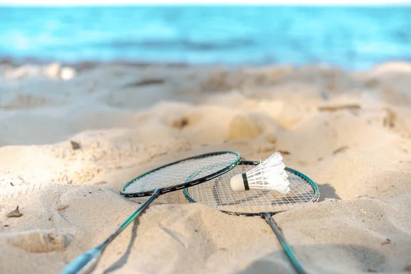 Крупним Планом Вид Бадмінтонні Ракетки Човник Лежить Піщаному Пляжі — стокове фото