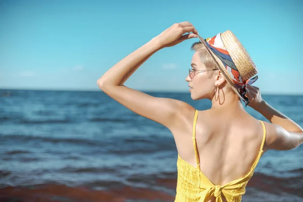 Vista Trasera Mujer Joven Sombrero Gafas Sol Con Mar Fondo —  Fotos de Stock
