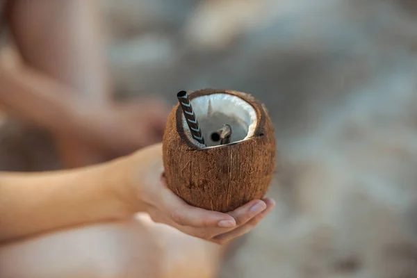 Sebagian Pandangan Wanita Memegang Koktail Kelapa Dengan Sedotan Tangan — Stok Foto