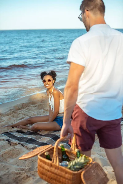 在沙滩上野餐的异族情侣的部分看法 — 图库照片