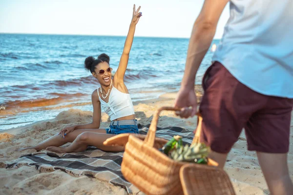 Vista Parziale Coppia Interrazziale Avendo Pic Nic Sulla Spiaggia Sabbia — Foto Stock