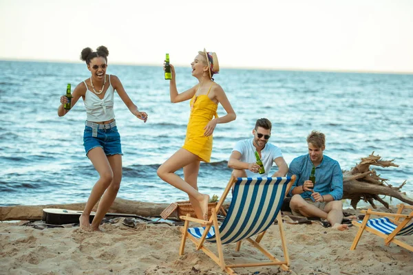 Felizes Jovens Amigos Multiculturais Passando Tempo Praia Juntos Dia Verão — Fotografia de Stock